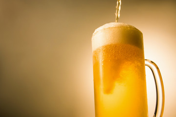 ビアジョッキに勢いよく注がれるビール
