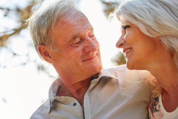Glückliches Paar Senioren blickt verliebt