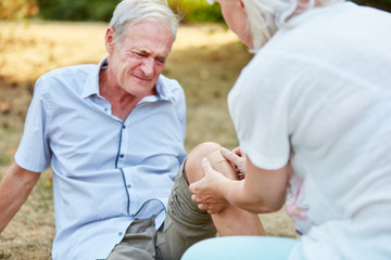 Alter Mann hat Schmerzen im Knie