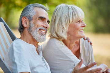 Glückliches Senioren Paar sitzt entspannt