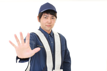 ストップのジェスチャーをする作業員
