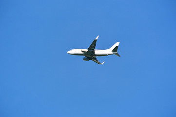 Fototapeta na wymiar Пассажирский самолет летит на фоне неба