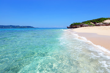 Naklejka premium 沖縄の美しい海とさわやかな空