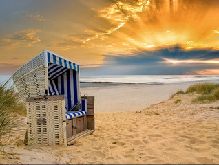 Chaise de plage coucher de soleil sur la mer du Nord