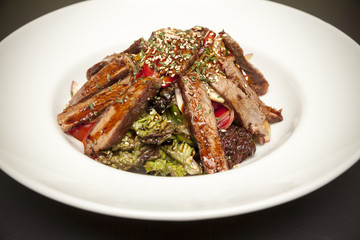 steak salad with sesame