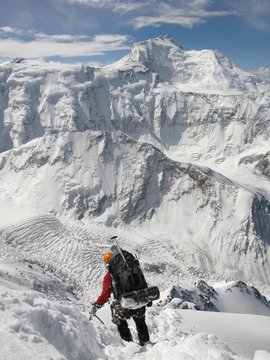 Descent from Pik Korzhenevskaya (7105 m). Pik Ismoil Somoni (7495 m) im Hintergrund. 
