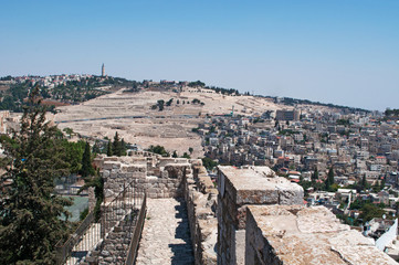 Gerusalemme, Israele: il Monte degli Ulivi visto dalle antiche mura della città vecchia il 2...