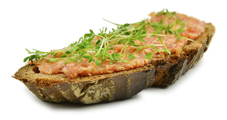 Sauerteigbrot mit Mett und Kresse