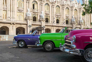 Oldtimer in der Hauptstadt Havanna Cuba parken vor dem Gran Teatro