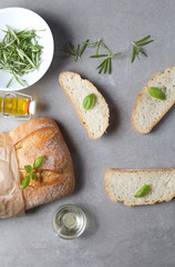 Włoski chleb ciabatta na jasnym tle © Patryk Michalski