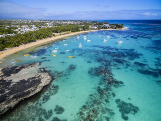 Fototapeta premium Widok z lotu ptaka plaży Mauritius plaży Bain Boeuf w Grand Baie, Pereybere North