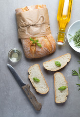 Włoski chleb ciabatta na jasnym tle © Patryk Michalski