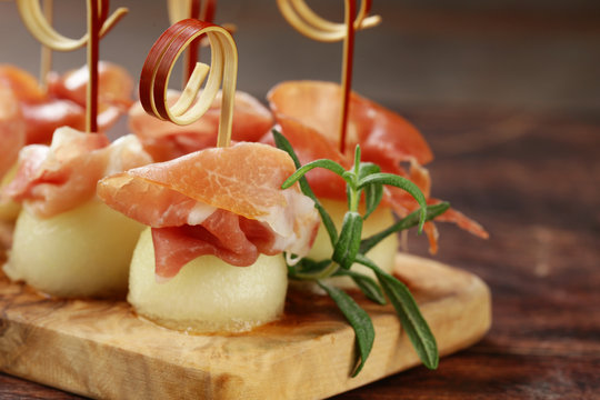 traditional Italian appetizer parma ham with melon - prosciutto melone 