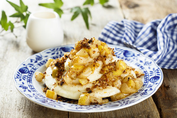 Dessert with pears and granola