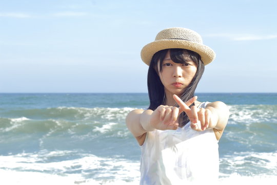 ゴミ捨て禁止を訴える女性　海