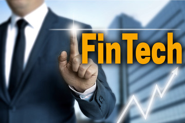 Fintech touchscreen wird von geschäftsmann bedient