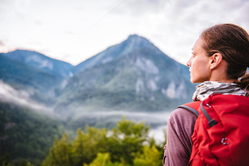 Naklejka premium Woman standing on mountain and looking sideways