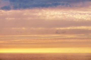 Fototapeta na wymiar background of beautiful cloudscape on sea