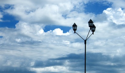 Уличный фонарь на фоне неба