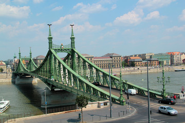 Fototapeta na wymiar green bridge in Budapest Hungary