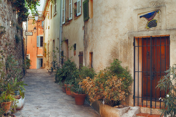 Fototapeta na wymiar Small street at Saint Tropez, France