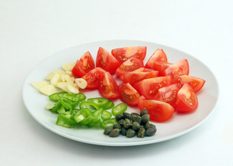 Помидоры,  зеленый Чили, чеснок и каперсы