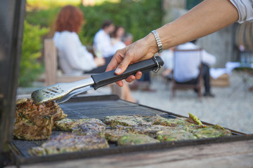 Freunde beim Grillen im Garten