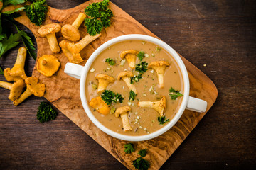 Suppe mit Pfifferlinge und Petersilie