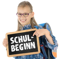 Schulkind vor Einschulung hält Tafel für Schulbeginn von Grundschule