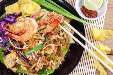 Stir fried Seaweed glass line with Shrimp (Pad Thai)