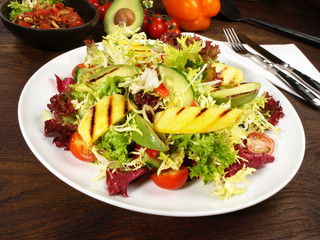 Gemischter Salat mit Mango und Avocado