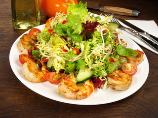 Gemischter Salat mit Scampi vom Grill