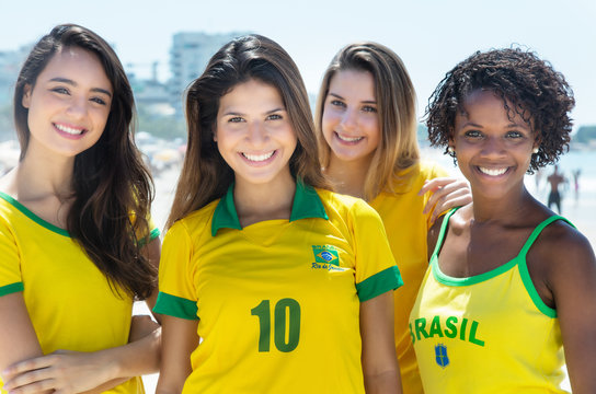 Junge weibliche Fans aus Brasilien