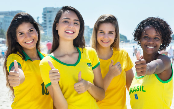 Junge weibliche Fans aus Brasilien sind optimistisch