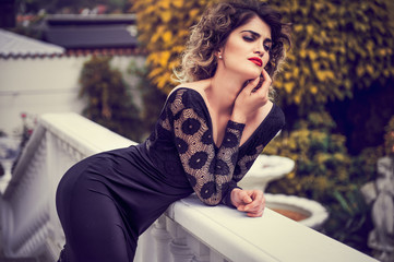 elegante Frau auf der Terrasse