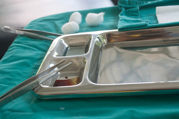 Equipment placed on the wound green cloth.
