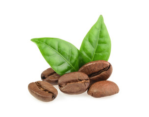 Kaffeekörner mit Blättern isoliert