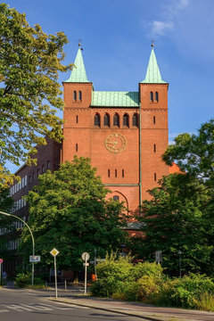 Abkehr vom Historismus: Das festungsartige Westwerk der Berliner Erl&ouml;sungskirche