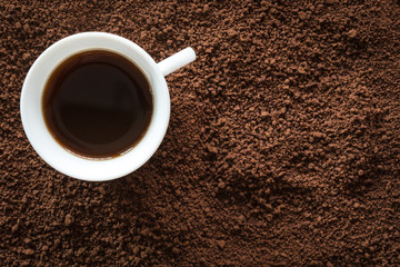 Caffè in tazzina bianca su caffè in grani