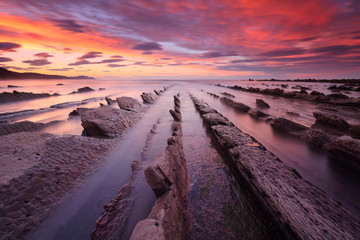 Precioso atardecer en la playa de Sakoneta (País Vasco)