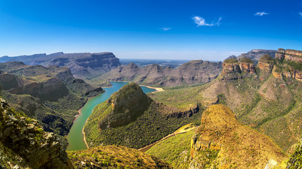 République d& 39 Afrique du Sud - Province de Mpumalanga. Blyde River Canyon (le plus grand canyon vert du monde, fragment de la Route Panorama) et Les Trois Rondavels (trois pics de dolomie à droite)