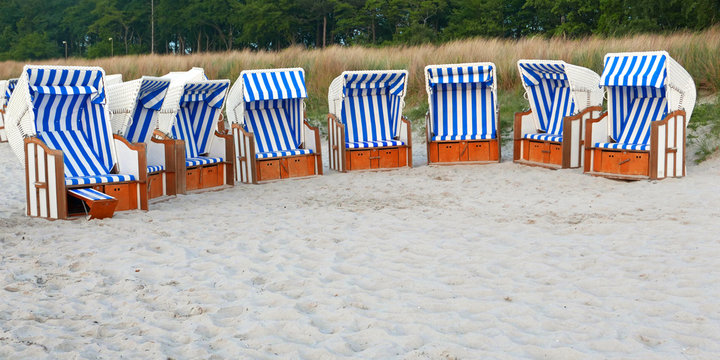 Blau-weiß gestreifte Strandkörbe am Ostseestrand in Zingst