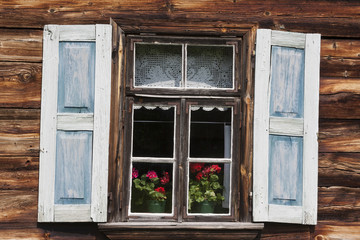 Obraz na płótnie Canvas Windows on old wooden house