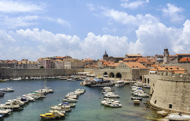 Hafen und Altstadt von Dubrovnik in Kroatien