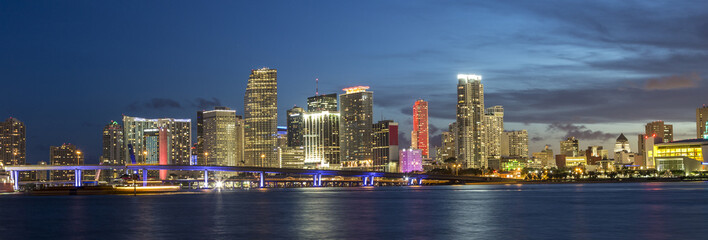 Obraz na płótnie Canvas Miami city skyline panorama at dusk