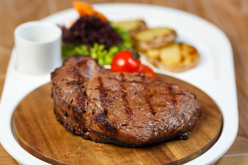 Fototapeta na wymiar steak with garnish 