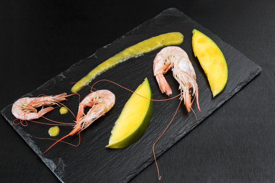 steamed prawns and mango sauce and slices