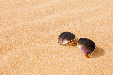 Fototapeta na wymiar Sonnenbrille im Sand (urlaub)
