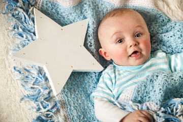 Baby liegt neben einem Stern
