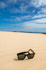 Sonnenbrille im Sand (urlaub)